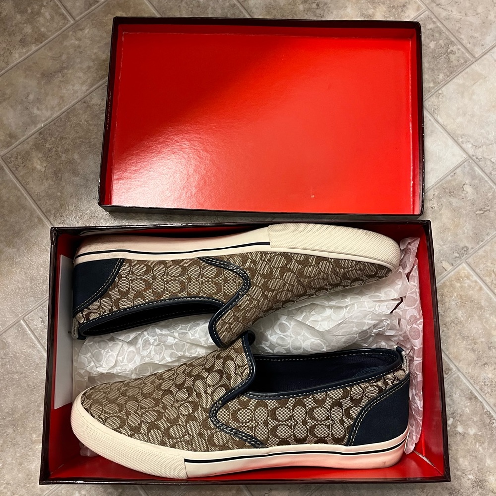 Coach men Kenneth sneaker in khaki/navy color with signature C motif size 9 men